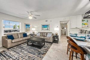 een woonkamer met een bank en een tafel bij Casita Lime – Pool, Pet Friendly, In SK Village - Walk Everywhere! in Siesta Key