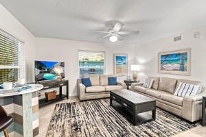 een woonkamer met een bank en een tafel bij Casita Lime – Pool, Pet Friendly, In SK Village - Walk Everywhere! in Siesta Key