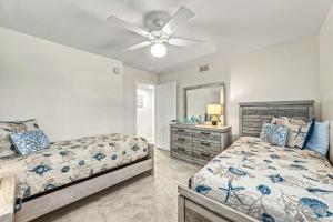 een slaapkamer met twee bedden en een plafondventilator bij Casita Lime – Pool, Pet Friendly, In SK Village - Walk Everywhere! in Siesta Key +52 foto's
