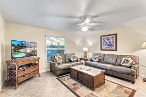 een woonkamer met een bank en een tv bij Casita Coconut – Pool, Grill, Pet Friendly, Located in the Heart of SK! in Siesta Key