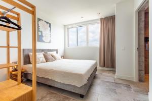 En eller flere senge i et værelse på Luxe Penthouse met zeezicht en directe toegang tot zwembad en strand op Mambo Beach + 24 billeder