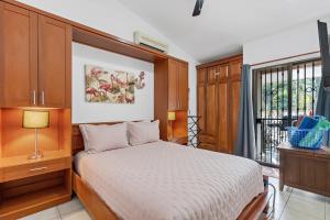 un dormitorio con una cama y una ventana en 2-bd Condo With Pool, Walk To Beach, en Coco 23 fotos más