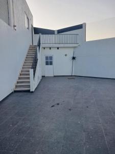 ein großer Parkplatz mit einer Treppe und einem Gebäude in der Unterkunft Casa Garcia - Alberca privada in Tequesquitengo