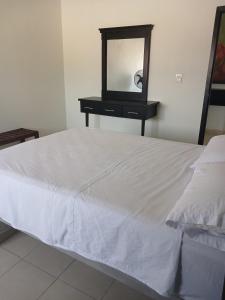 ein Bett mit einer Kommode mit einem Spiegel darauf in der Unterkunft Casa Garcia - Alberca privada in Tequesquitengo + 19 Fotos