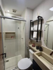 Un baño con ducha, inodoro y lavabo. en Brasília Kit Sudoeste, en Brasilia 4 fotos más
