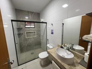 a bathroom with a shower and a toilet and a sink at Casa para eventos e acomodações in Goiânia +18 photos