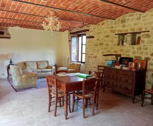 a living room with a table and a couch at Villa Chiaromonte in Vesime