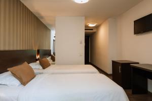 Llit o llits en una habitació de Duke Armeneasca Suites by Olala!