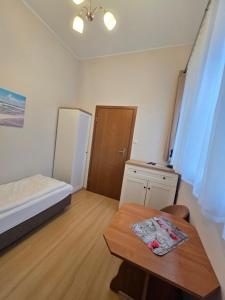 Łóżko lub łóżka w pokoju w obiekcie Pokoje Arka