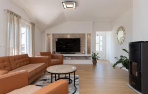 Μια τηλεόραση ή/και κέντρο ψυχαγωγίας στο Home Sweet Home - Makarska by Villas Guide