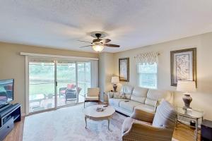Χώρος καθιστικού στο Mallard Lakes --- 38296 Hummingbird Ln unit 255