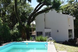ein Swimmingpool vor einem Haus in der Unterkunft Duplex en San Lorenzo, Salta in Salta