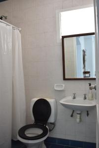 ein Badezimmer mit Toilette und Waschbecken in der Unterkunft Duplex en San Lorenzo, Salta in Salta