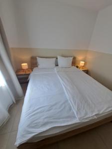 Postel nebo postele na pokoji v ubytování Kernsaniert Barrierefrei