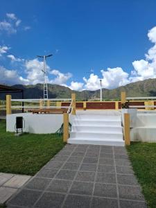 ラ・プンタにあるVista Serena, La Puntaの山々を背景にした屋根の上の階段群