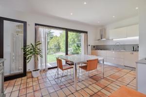 Η κουζίνα ή μικρή κουζίνα στο Garden Apartments Sistiana