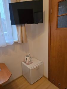 Telewizja i/lub zestaw kina domowego w obiekcie Pokoje Arka