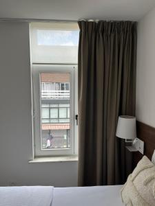a bedroom with a bed and a window at Business Accommodation 'Natural Living' Nomad in Geel