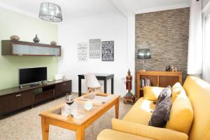 Et tv og/eller underholdning på Apartamento en 1a Línea de playa Beachfront apartment