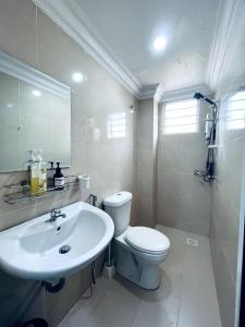 un bagno bianco con un water e un lavandino di Inara Homes at Sri Mahligai Townhouse a Shah Alam Altre 20 foto