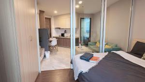 Ένα ή περισσότερα κρεβάτια σε δωμάτιο στο Artisan Ratchada Prime Studio Condos