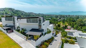 an aerial view of a house with solar panels at Villa La Concha - Ideal for Families in Ban Khlong Mae Nam