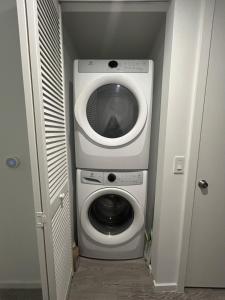 een wasmachine en droger in een kleine kamer bij Stylish Studio in Bayside Brickell Miami in Miami