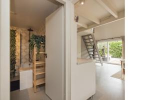 una puerta giratoria en una habitación con una escalera en -Casa Como- nabij het meer, restaurants & keukenhof, en Noordwijkerhout
