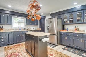 Gallery image of Pool and Game Room Family Retreat in Fayetteville in Fayetteville +20 photos
