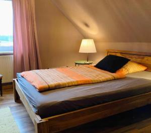 Postel nebo postele na pokoji v ubytování Lily-Rose Cottage