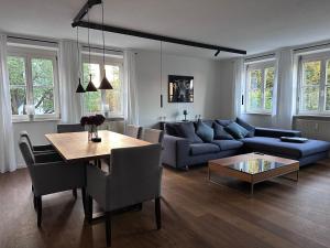 トラウンシュタインにあるTS-Ludwigのテーブルと青いソファのあるリビングルーム