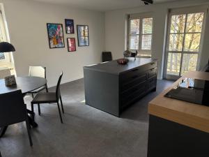 トラウンシュタインにあるTS-Ludwigのカウンターとテーブル付きのキッチンが備わります。