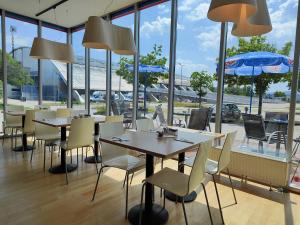 Reštaurácia alebo iné gastronomické zariadenie v ubytovaní Orange Wings Wiener Neustadt