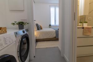 a room with a washing machine and a bed at La Corte - Monza Apartments in Monza