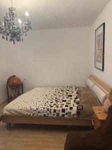 ein Schlafzimmer mit einem Bett und einem Kronleuchter in der Unterkunft Komfortzimmer im modernen Stil in Trieben