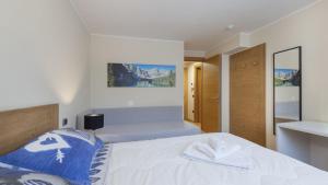 a bedroom with a bed and a mirror at Appartamento Acquaseria 310 in Ponte di Legno