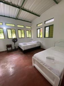 Un pat sau paturi într-o cameră la Montagua rincon campestre