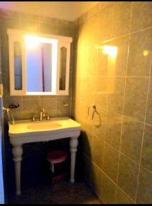 ein Badezimmer mit Waschbecken und Spiegel in der Unterkunft Finca La Encantada in San Miguel de Tucumán