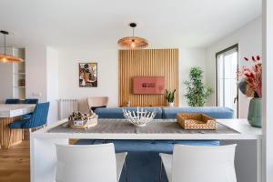 Una sala de estar con un sofá azul y una mesa. en GuestReady - Splendid Retreat in Porto, en Oporto