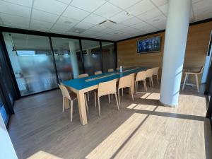 Holiday Inn Express - Arcachon - La Teste by IHG的电视和/或娱乐中心