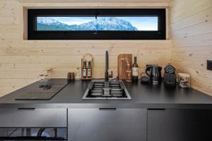 Kuchyň nebo kuchyňský kout v ubytování Sonnenplateau Cabins by amii + 22 fotografií