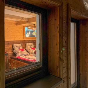 a reflection of a couch in the window of a room at Bergromantik Ferienwohnung Harmonie in Marktschellenberg