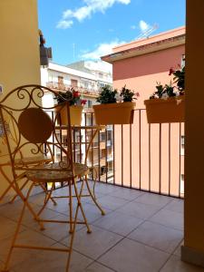 A balcony or terrace at Eccelsobarese - close to Airport train link