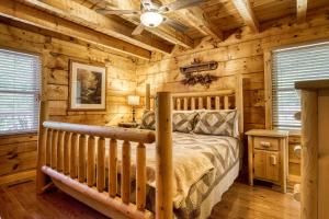 Postel nebo postele na pokoji v ubytování Tennessee Risky Secluded 3BR Cabin Near Pigeon Forge w Hot Tub & Creek