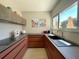 Кухня или мини-кухня в Villa Terracotta - Piscine & Climatisation
