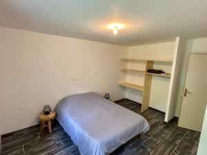 a small bedroom with a bed and a shelf at Maison éco-chic 4 chambres proche Lac et Troyes jardin WiFi nigloland in Lusigny-sur-Barse