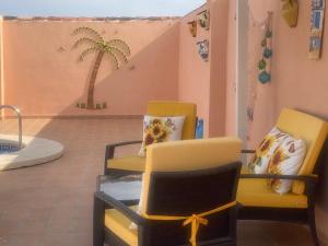 Posezení v ubytování 2 Bed-Sleeps 4-Mtn View-Private Pool & Terrace