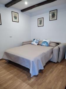a bed in a room with a couch at Casa Milu in Stazione di Santa Mama