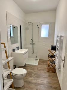 a white bathroom with a toilet and a sink at Maison éco-chic 4 chambres proche Lac et Troyes jardin WiFi nigloland in Lusigny-sur-Barse