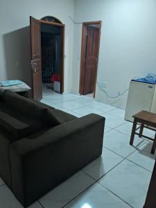a living room with a couch and a table at Casa compartilhada em Itaúnas - Centro da Vila in Conceição da Barra